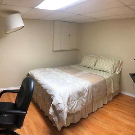 Basement Apartment In 列治文山 外观 照片
