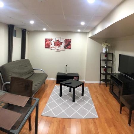 Basement Apartment In 列治文山 外观 照片
