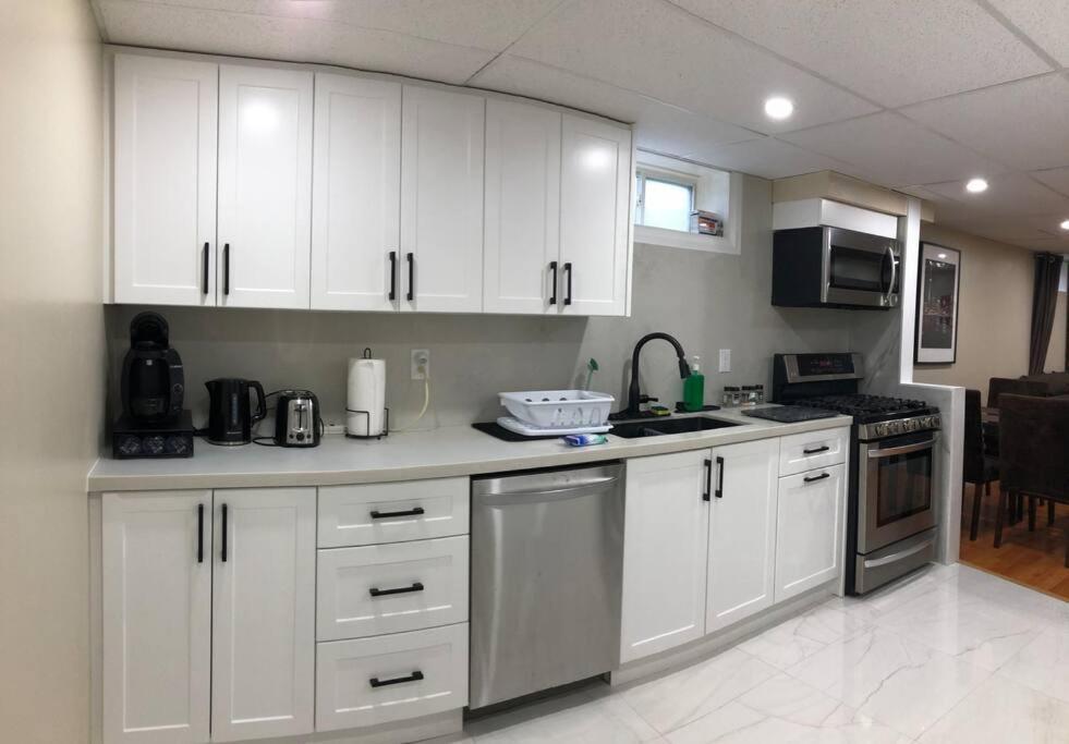 Basement Apartment In 列治文山 外观 照片
