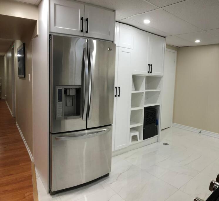 Basement Apartment In 列治文山 外观 照片