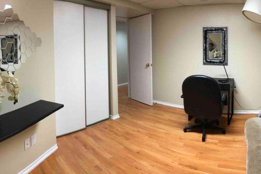 Basement Apartment In 列治文山 外观 照片