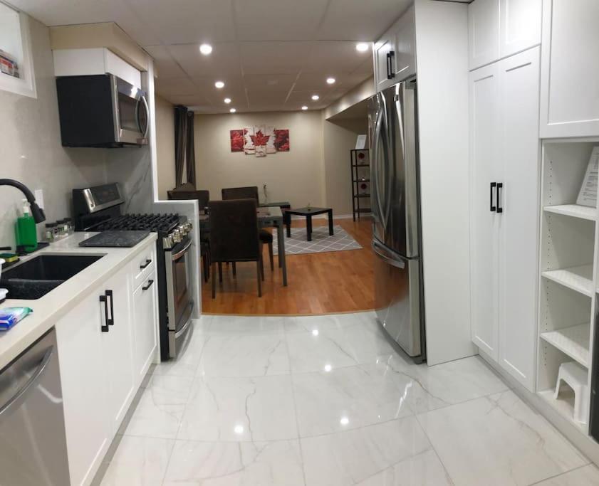 Basement Apartment In 列治文山 外观 照片