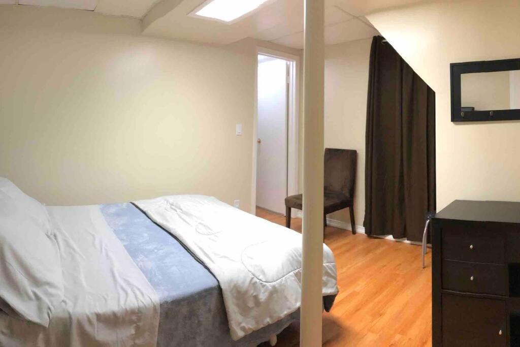 Basement Apartment In 列治文山 外观 照片