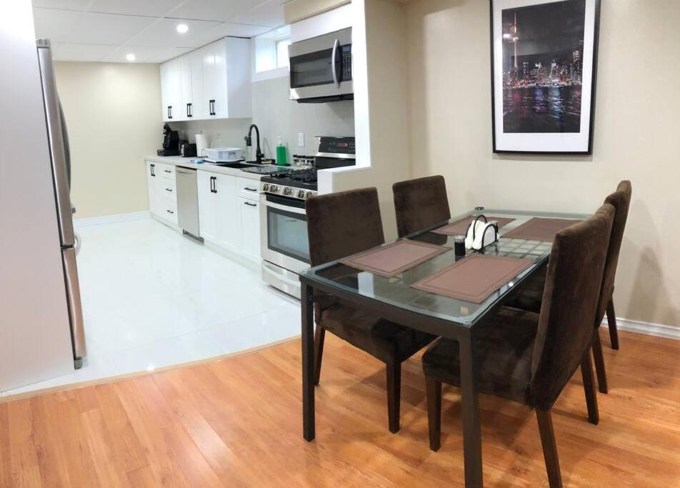 Basement Apartment In 列治文山 外观 照片
