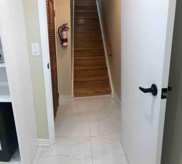 Basement Apartment In 列治文山 外观 照片