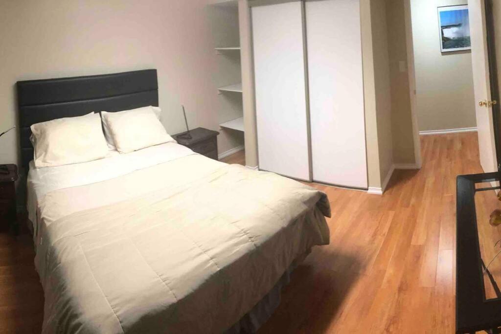 Basement Apartment In 列治文山 外观 照片