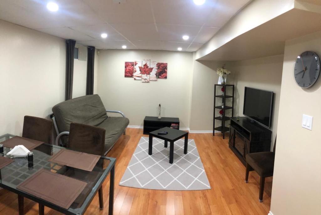 Basement Apartment In 列治文山 外观 照片
